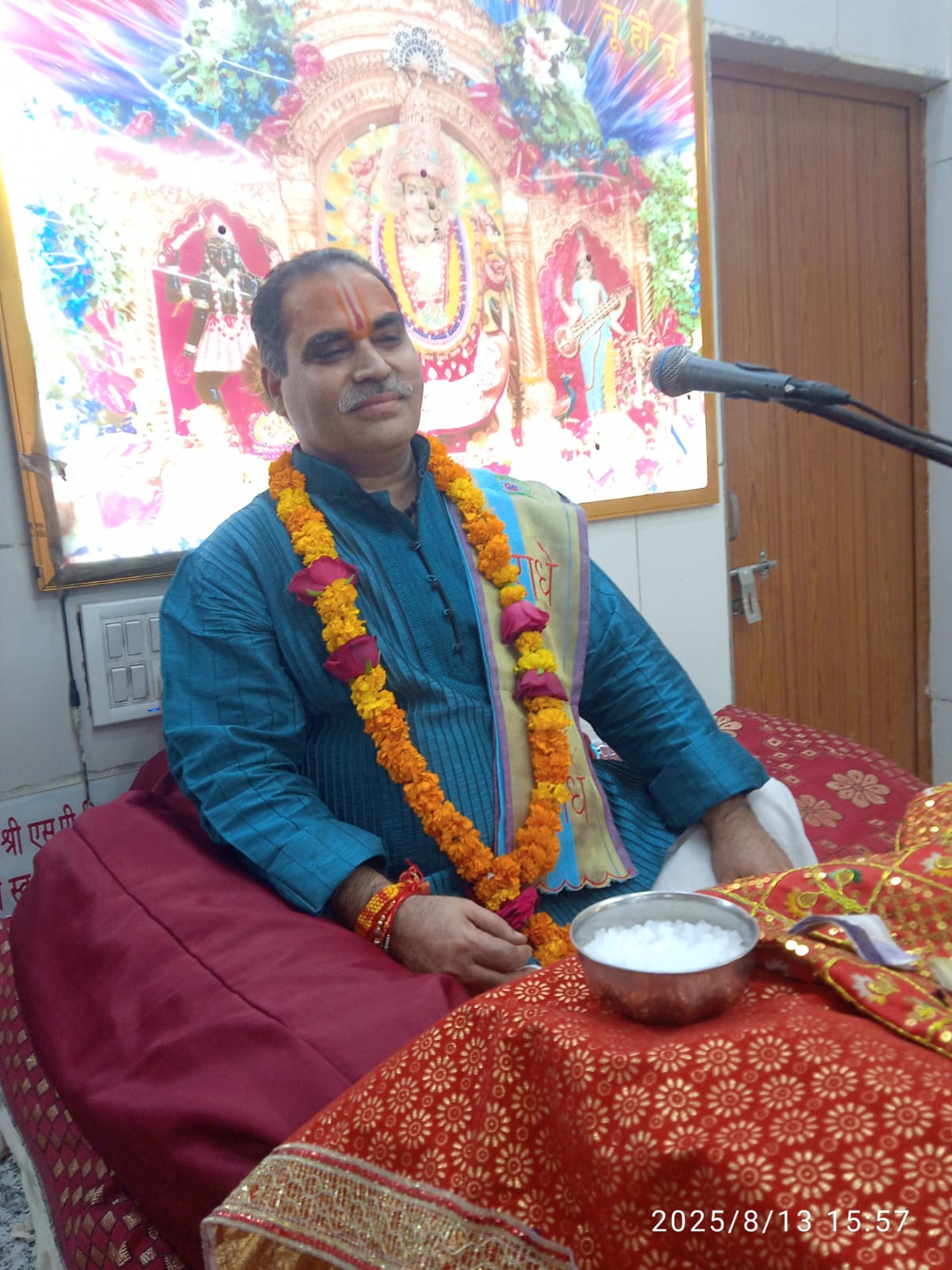 Acharya Ji performing katha